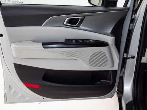 Certified 2023 Kia Carnival LX FWD image 9