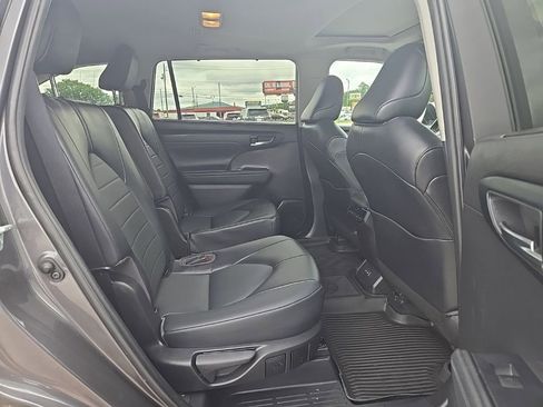 Used 2022 Toyota Highlander XLE AWD/4WD image 20