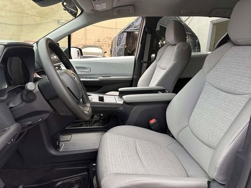 Used 2026 Toyota Sienna LE image 18