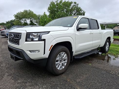 Used 2024 Nissan Frontier SV AWD/4WD image 3
