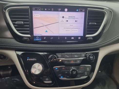 Used 2023 Chrysler Pacifica Touring-L w/ Uconnect Theater Family Group FWD image 23