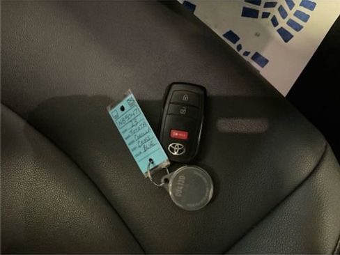 Used 2023 Toyota Corolla Cross XLE image 25