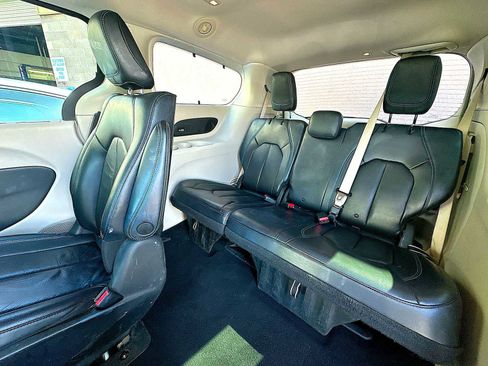 Used 2021 Chrysler Pacifica Touring-L image 23