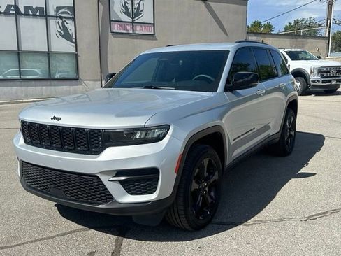 Certified 2023 Jeep Grand Cherokee Altitude AWD/4WD image 13