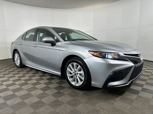 Used 2024 Toyota Camry SE image 2