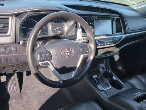 Used 2018 Toyota Highlander SE image 10