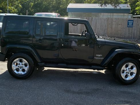 Used 2015 Jeep Wrangler Unlimited Sahara w/ Connectivity Group AWD/4WD image 4