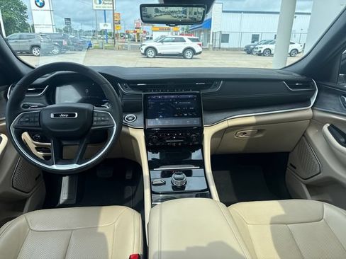 Used 2023 Jeep Grand Cherokee Limited w/ Luxury Tech Group II AWD/4WD image 11