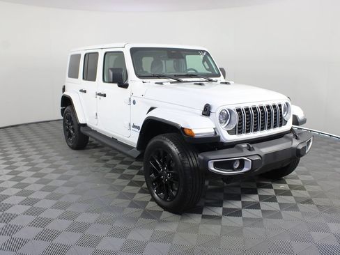 Used 2025 Jeep Wrangler Unlimited Sahara AWD/4WD image 24