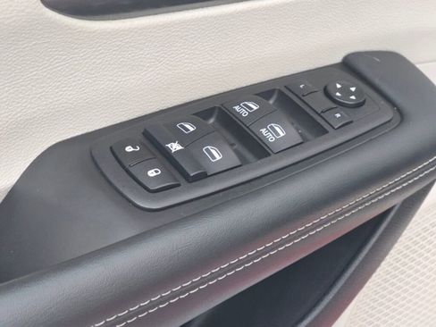 Used 2024 Chrysler Pacifica Touring-L image 22