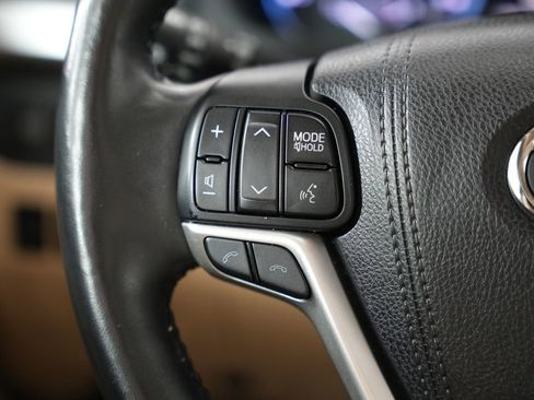 Used 2017 Toyota Highlander Limited image 12