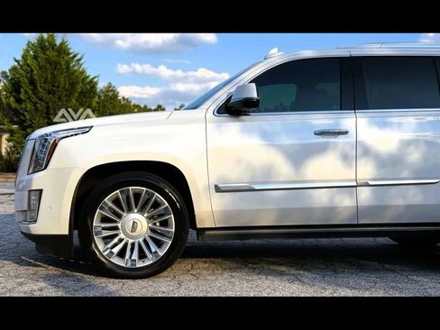 Used 2019 Cadillac Escalade Platinum image 12