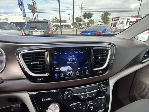 Used 2017 Chrysler Pacifica Touring image 10