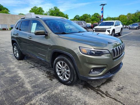 Used 2019 Jeep Cherokee Latitude Plus w/ Cold Weather Group AWD/4WD image 3