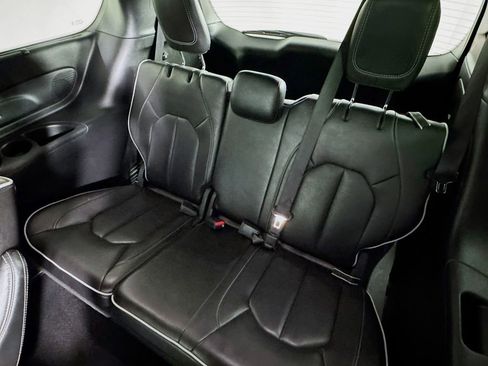 Used 2025 Chrysler Pacifica Limited FWD image 30