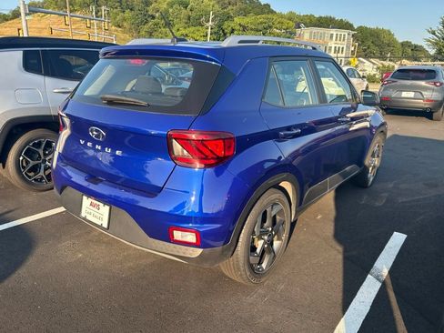 Used 2025 Hyundai Venue SEL FWD image 3
