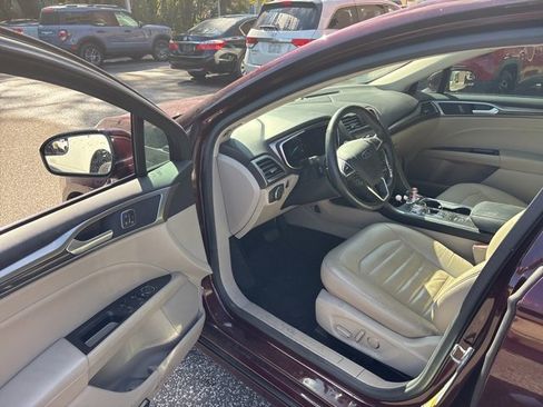 Used 2017 Ford Fusion SE w/ Fusion SE Technology Package image 10