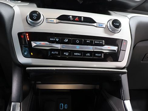 Used 2022 Ford Explorer XLT w/ Equipment Group 202A image 10