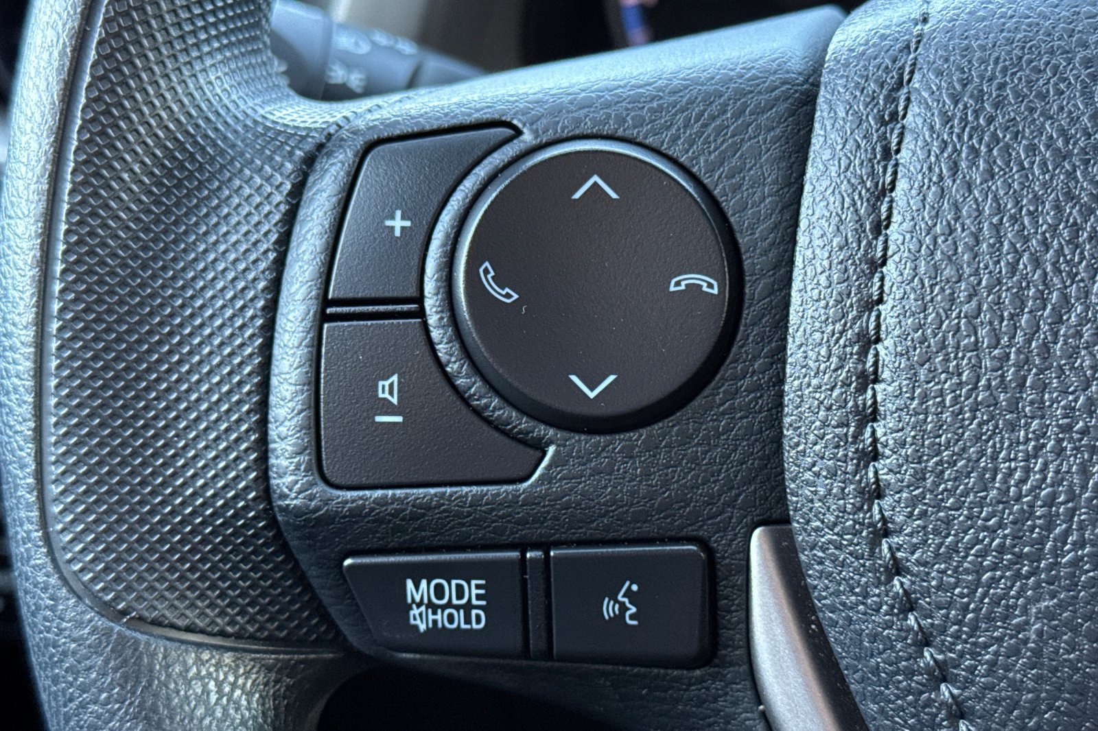 Used 2018 Toyota RAV4 LE FWD image 30