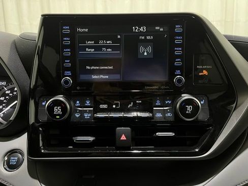 Used 2022 Toyota Highlander XLE AWD/4WD image 21