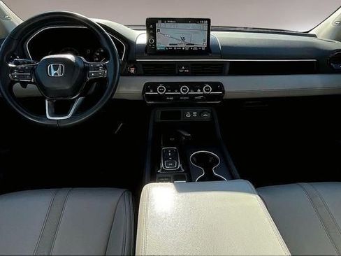 Used 2025 Honda Pilot Touring image 7