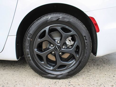 Used 2023 Chrysler Pacifica Limited w/ S Appearance Package FWD image 51
