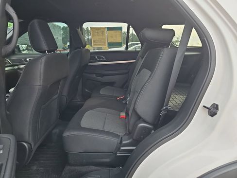Used 2018 Ford Explorer XLT image 17