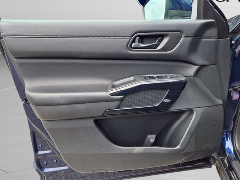 Used 2025 Nissan Pathfinder SV FWD image 13