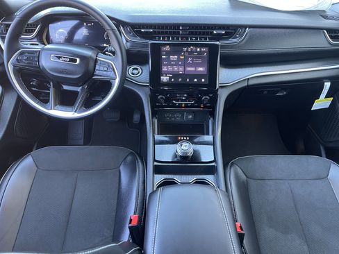 New 2025 Jeep Grand Cherokee L Laredo image 19