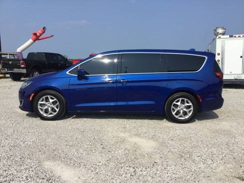 Used 2018 Chrysler Pacifica Touring Plus w/ Tire & Wheel Group FWD image 6