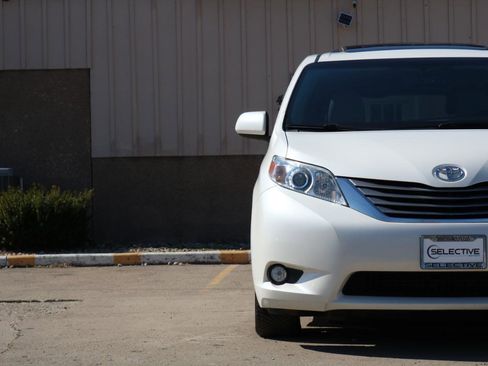 Used 2017 Toyota Sienna XLE w/ XLE Navigation Package image 3