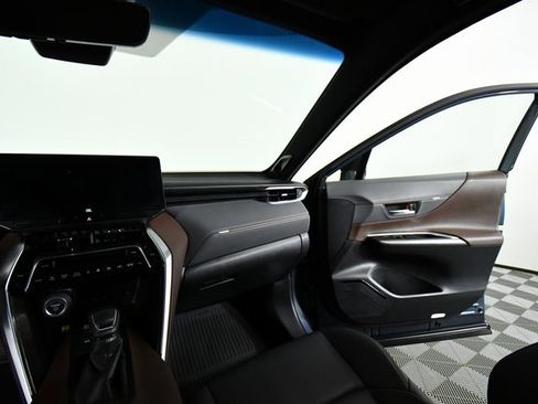 Used 2023 Toyota Venza XLE image 20