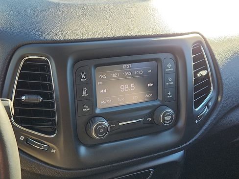 Used 2017 Jeep Compass Latitude image 17