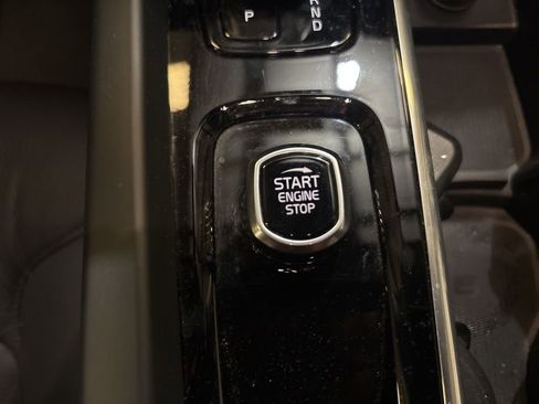 Used 2025 Volvo XC60 B5 Plus image 37