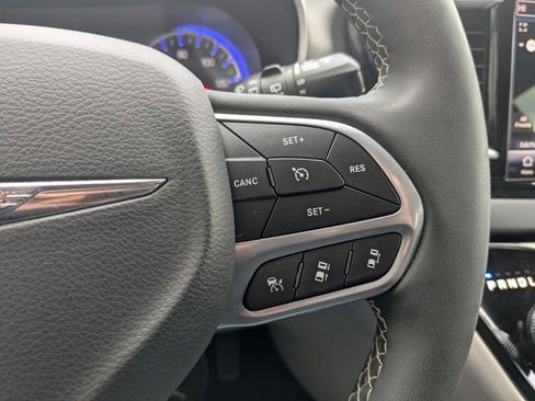 Used 2023 Chrysler Pacifica Touring-L image 20