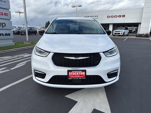 Used 2024 Chrysler Pacifica Touring-L image 11