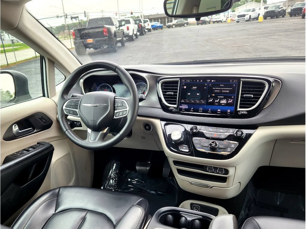 Used 2023 Chrysler Pacifica Touring-L FWD image 56