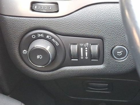 Certified 2019 Jeep Cherokee Limited image 28