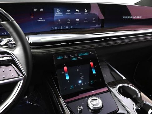 Certified 2025 Cadillac Escalade Premium Luxury image 28