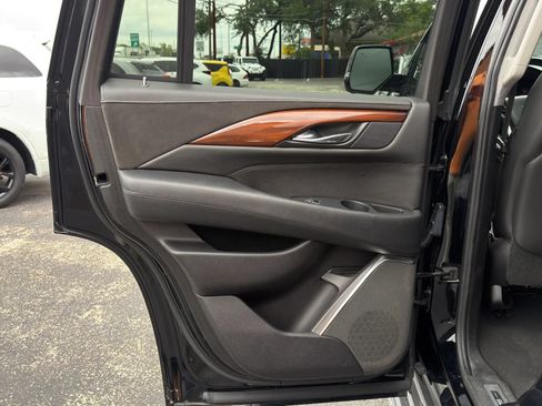 Used 2018 Cadillac Escalade Luxury RWD image 32