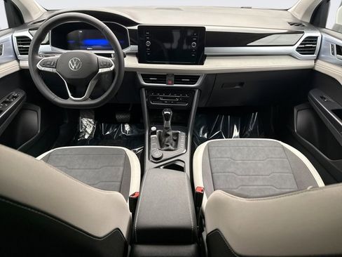 Used 2025 Volkswagen Taos SE AWD/4WD image 14