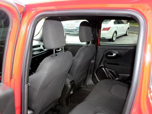 Used 2021 Jeep Renegade Latitude w/ Luxury Group II image 16