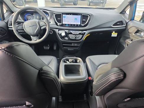 New 2026 Chrysler Pacifica Select image 7