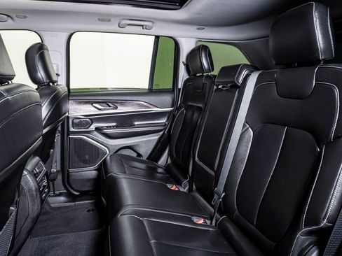 Used 2022 Jeep Grand Cherokee Limited image 17