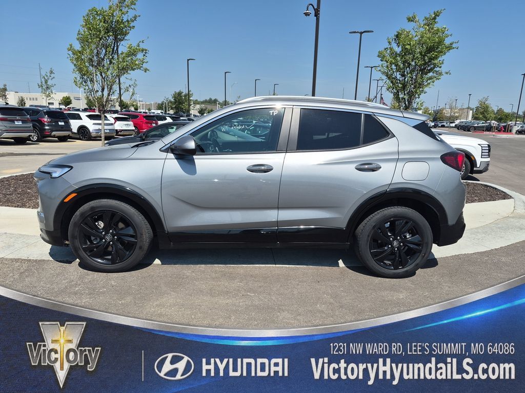 Used 2024 Buick Encore GX Sport Touring FWD image 2