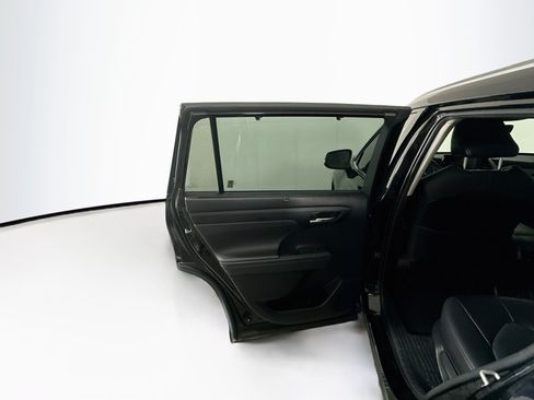 Used 2021 Toyota Highlander XLE FWD image 27