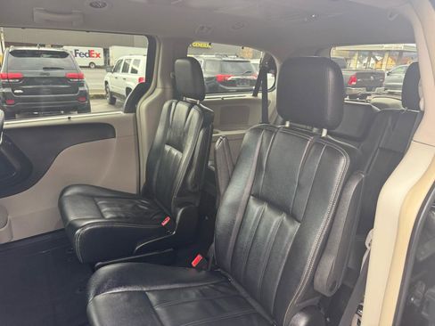 Used 2015 Chrysler Town & Country Touring image 34