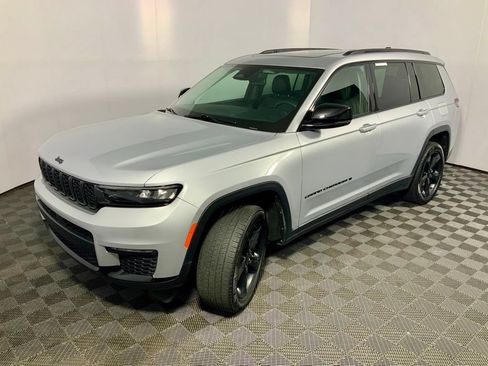 Used 2023 Jeep Grand Cherokee L Limited w/ Black Appearance Package AWD/4WD image 11