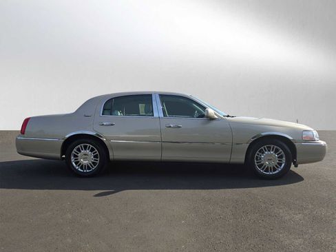 Used 2010 Lincoln Town Car Signature Limited RWD image 2