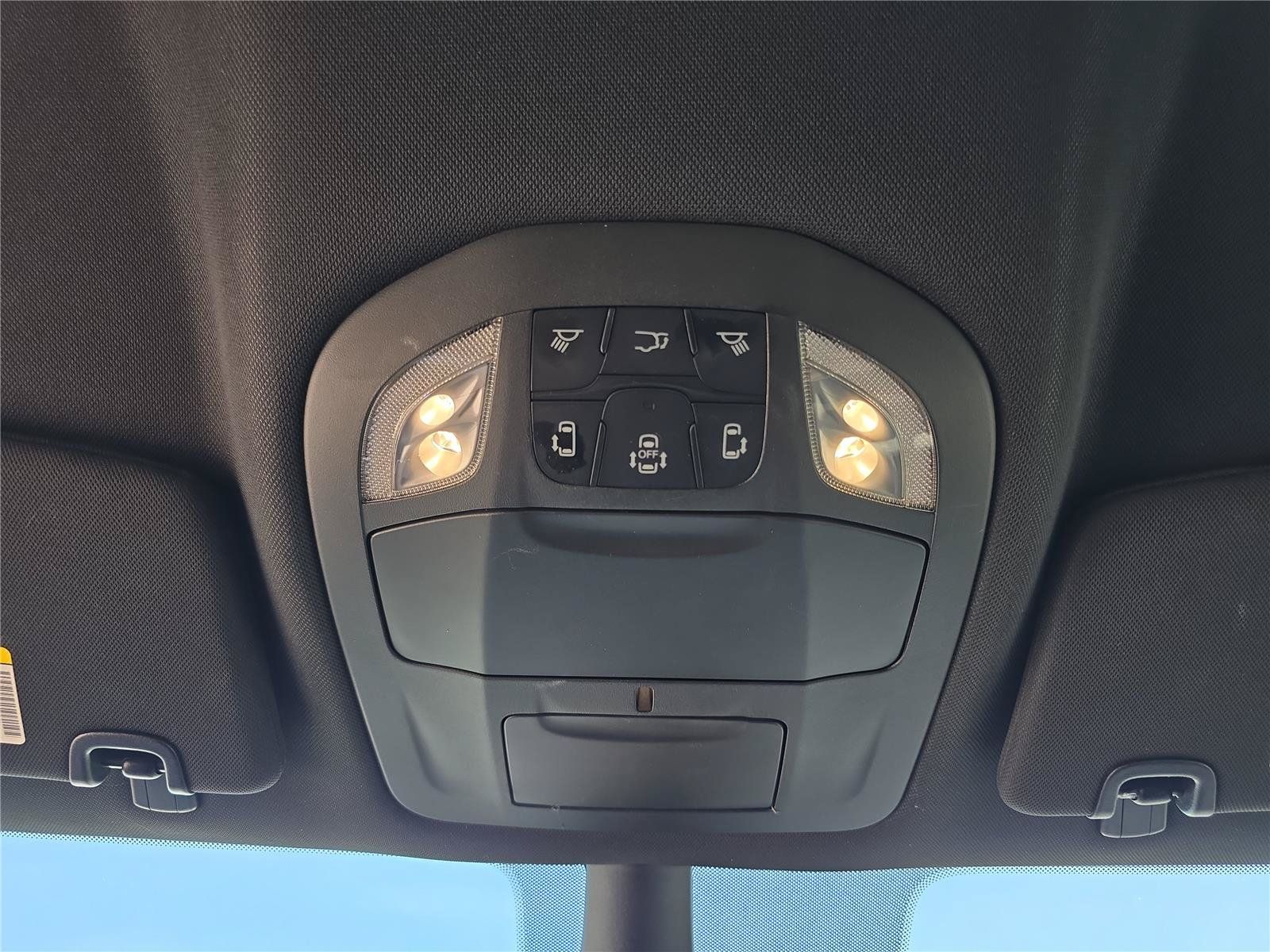 Used 2025 Chrysler Pacifica Select AWD/4WD image 24